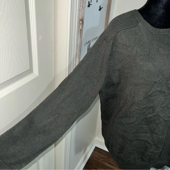 Gray Levi’s sweater - Picture 2 of 6